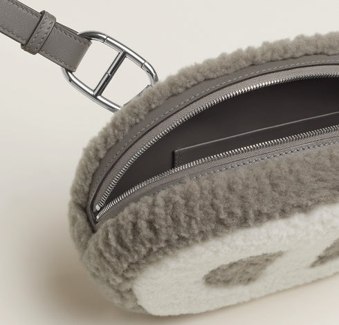 《イン・ザ・ループ》ベルトバッグ