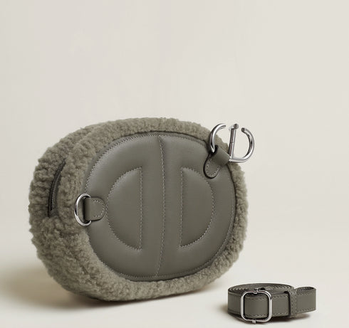 《イン・ザ・ループ》ベルトバッグ